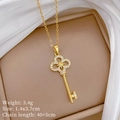 Dettaglio della collana a chiave dorata con peso di 3,4g e dimensioni di 1,4x3,7cm - Stile Chiave a Stella (C351) / Oro