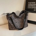 Grand sac cabas à imprimé léopard avec bandoulières noires et boucles dorées - Noir