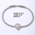 Dettaglio del bracciale tennis argento con zircone a goccia e incastonatura halo - 17+2cm / Argento
