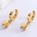 Elegantes pendientes de aro de mariposa dorada mate con dijes de cristal brillante - Dorado