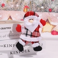 Detail von Weihnachtsmann-Plüschanhänger mit rotem Karomuster und weißem Webpelz-Besatz - Weihnachtsmann