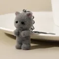 Simpatico portachiavi a forma di gatto in resina grigia floccata con morbida consistenza - Grigio
