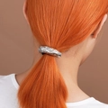 Anello per capelli in metallo argento con texture irregolare su una coda di cavallo - Argento Martellato / Argento