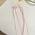 Rosa Satin-Haarspange mit langer Schleife, seidige Textur und eleganter Drapierungseffekt - Rosa