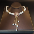 Collar de perlas de doble capa con colgante de flor dorada y detalles de borlas moradas - Collar