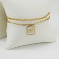 Pulsera de doble capa de acero inoxidable dorado con colgante cuadrado con la letra H - Letra H