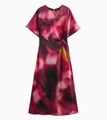 Dettaglio dell'abito in raso rosso con pieghe in vita e stampa effetto tie-dye - XS / Stampa Tie-Dye Rossa