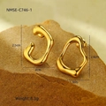 Detalle de pendientes geométricos de oro de 18K sobre un pedestal de piedra rugosa - Pendientes de Espejo Geométricos Irregulares (NMSE-C746-1)