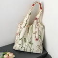 Ricamo dettagliato di fiori rosa e rampicanti su una borsa tote in tela color crema naturale - Ricamo di Erba d'Acqua Beige