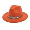 Détail du fedora orange brûlé avec ruban en cuir perlé ethnique et large bord élégant - M (56-58cm) / Couleur caramel