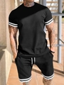 Completo sportivo nero da uomo con strisce bianche su maniche di t-shirt e pantaloncini - S / Nero