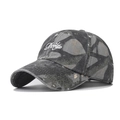 Detailweergave van de vintage camouflage baseballpet met wit geborduurd Doyle-logo - Verstelbaar / Zwart Grijs Camouflage