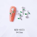 Detalle de dije de rosa blanca para uñas con hojas verdes y tallo plateado de 9x15mm - Flor Blanca (Base de Plata)(8373)