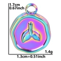Vista de detalle del colgante cola de pez arcoíris con medidas 1,7 cm alto y 1,3 cm ancho - Arcoíris