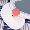 Graziosa clip per capelli a pesca rosa con texture soffice e base in metallo nero - Pesca