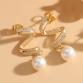 Elegante goldene S-Ohrringe mit glitzerndem Zirkonbesatz und runden weißen Perlen - S-Kurve Perlenohrringe / Gold