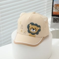 Dettaglio cappellino beige in cotone con toppa leone 3D e piccole orecchie decorative - 50-52cm (2-5 Anni) / Cachi