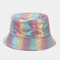 Dettaglio della texture in pelle PU laser arcobaleno su un cappello a secchiello metallico - M (56-58cm) / Laser Arcobaleno Sfumato