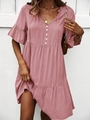 Gros plan sur robe rose à col en V avec boutons et jupon à plusieurs couches de volants - S / Rose