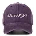 Détail de la broderie blanche BAD HAIR DAY sur une casquette vintage en coton lavé violet - Taille unique / Violet