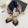 Elegante sciarpa in seta blu navy e beige con motivi a catena e dettagli leopardati - 16 Cintura Sub-Blu Navy