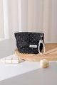 Detail der schwarzen gepunkteten Kosmetiktasche mit Raffung und elegantem Perlenanhänger - Schwarz Polka Dot Kleine Größe