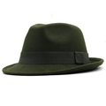 Detailansicht des dunkelgrünen Wollfilzhutes mit passender Verzierung aus Satin-Stoffband - M (56-58cm) / Armeegrün