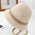 Minimalistischer cremefarbener Sonnenhut mit braunem Streifen auf einem Hutständer - Einheitsgröße / Beige (Khaki-Streifen Minimalistisch)