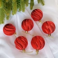 Set mit sechs roten Weihnachtskugeln mit Wellenstruktur auf weißem Seidenhintergrund - Rot (6 Stk./Packung)