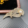 Broche plume dorée vintage avec cristaux brillants et détail de perle blanche - BZ070 Feuille de Plume Rétro