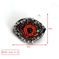 Makro-Detail der Evil Eye Brosche mit bunten Perlen, Kristallen und Größenangaben - Schwarz Basis Rot Orange Perlen Grün Strass Auge-BE1509RD00