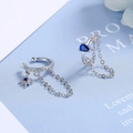 Detalle del ear cuff de plata S925 con circón azul y elementos de cadena delicada - Oro Blanco