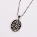 Macro-detail van de zilveren boekhanger met reliëffiguur aan een slanke slangketting - Met ketting / Antiek zilver