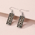 Dettaglio macro di orecchini rettangolari leopardati con ganci in metallo argentato su rosa - Classica Stampa Leopardata Marrone Nero (FXEH-27-3)