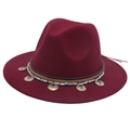 Dettaglio cappello fedora bordeaux con cinturino in pelle etnica e perle turchesi - Borgogna