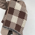 Detalle de la bufanda gruesa a cuadros marrones y beige con flecos y textura suave - Caqui