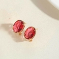 Eleganti orecchini a lobo ovali placcati oro 14K con pietre rosse sfaccettate a griffe - Rosso (Base Oro)