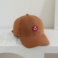 Detalle de gorra de béisbol infantil color caramelo con parche de cara sonriente roja - 54cm (3-8 años) / café