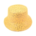 Makroansicht gelber Anglerhut mit metallischem Leopardenmuster und reflektierender Schicht - Gelber Leopard