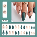 Unghie finte a mandorla verde scuro e rosa nude con motivi a foglia d'oro e finitura opaca - Tipo di Colla / Tè Verde Fresco (W257)