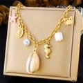 Vergoldete Edelstahlkette mit maritimen Anhängern wie Muscheln und einem Seepferdchen - Seestern Muschel Krabbe Ozean Armband Stil (N3372)