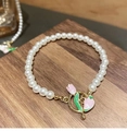 Elegante bracciale di perle con ciondolo a tulipano rosa e chiusura dorata su legno - Bracciale di Perle di Tulipano