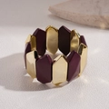 Dettaglio del bracciale retrò in acrilico con metallo dorato e ciondoli viola - Rosso