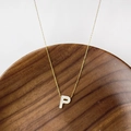 Collier élégant en titane doré avec un pendentif lettre P en nacre blanche pour femme - Lettre P