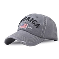 Dettaglio del ricamo AMERICA e bandiera USA su cappellino da baseball grigio lavato - Regolabile / Grigio