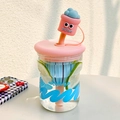 Jolie bouteille en verre avec couvercle rose, paille bleue et tranches de citron vert - 500ml / Rose