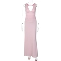 Dettaglio dell'abito rosa con scollo a V con elegante arricciatura in vita e tessuto morbido - S / Rosa