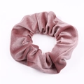 Chouchou élastique en velours rose poudré avec une texture douce et pelucheuse - Vieux Rose