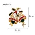 Kerstbel broche van gouden legering met rood groen emaille en hulstbladeren decor - Hulst Dubbele Bellen (C136-A)