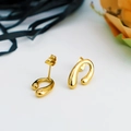 Gepolijste gouden hoefijzer U-vormige oorbellen met abstract vloeiend design en glans - Oorbellen (Goud)